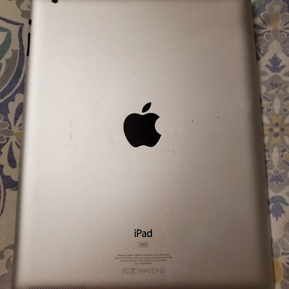 Apple IPad (light scratch on screen)